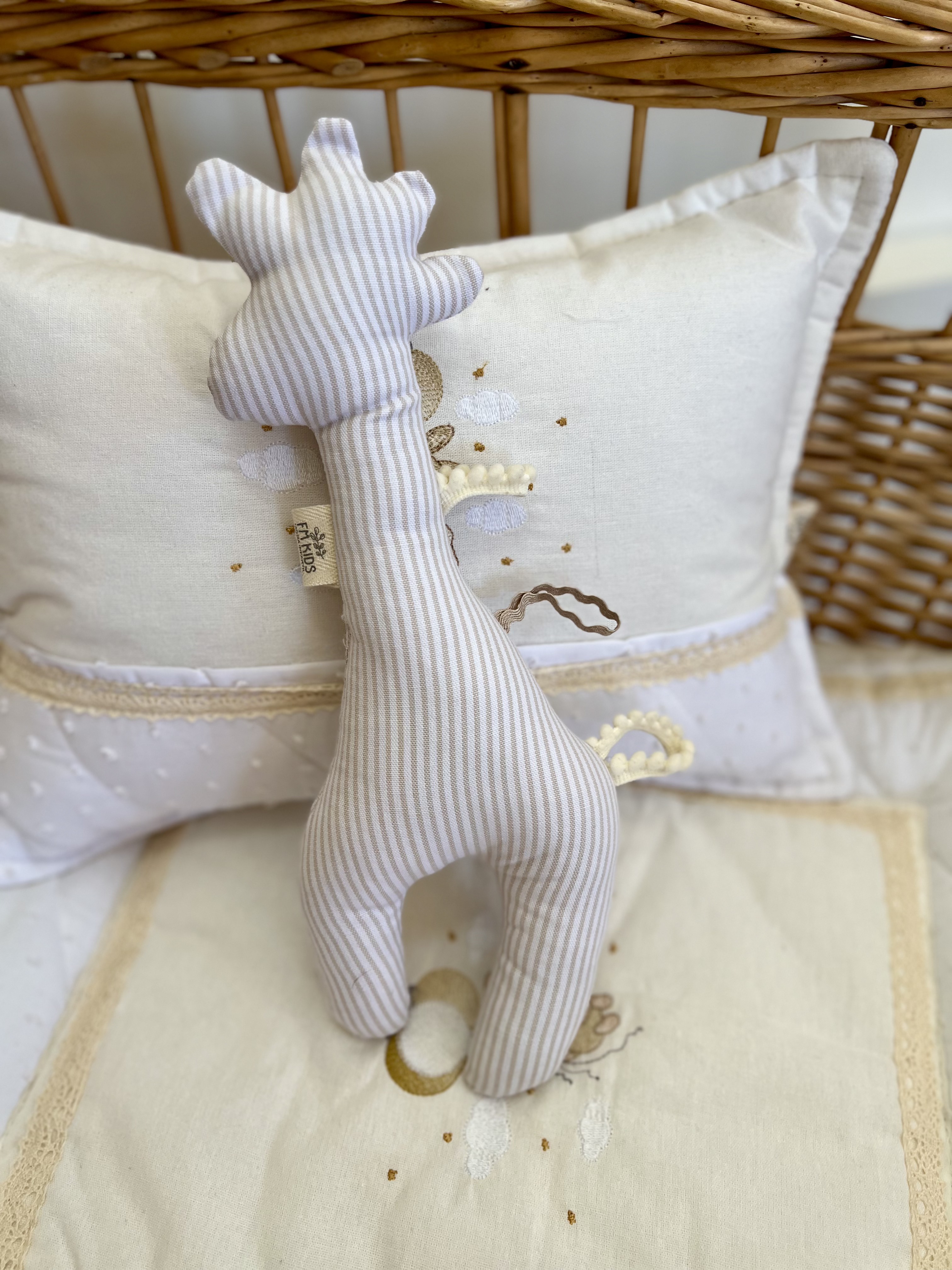 Muñeco de apego Jirafa en rayas beige