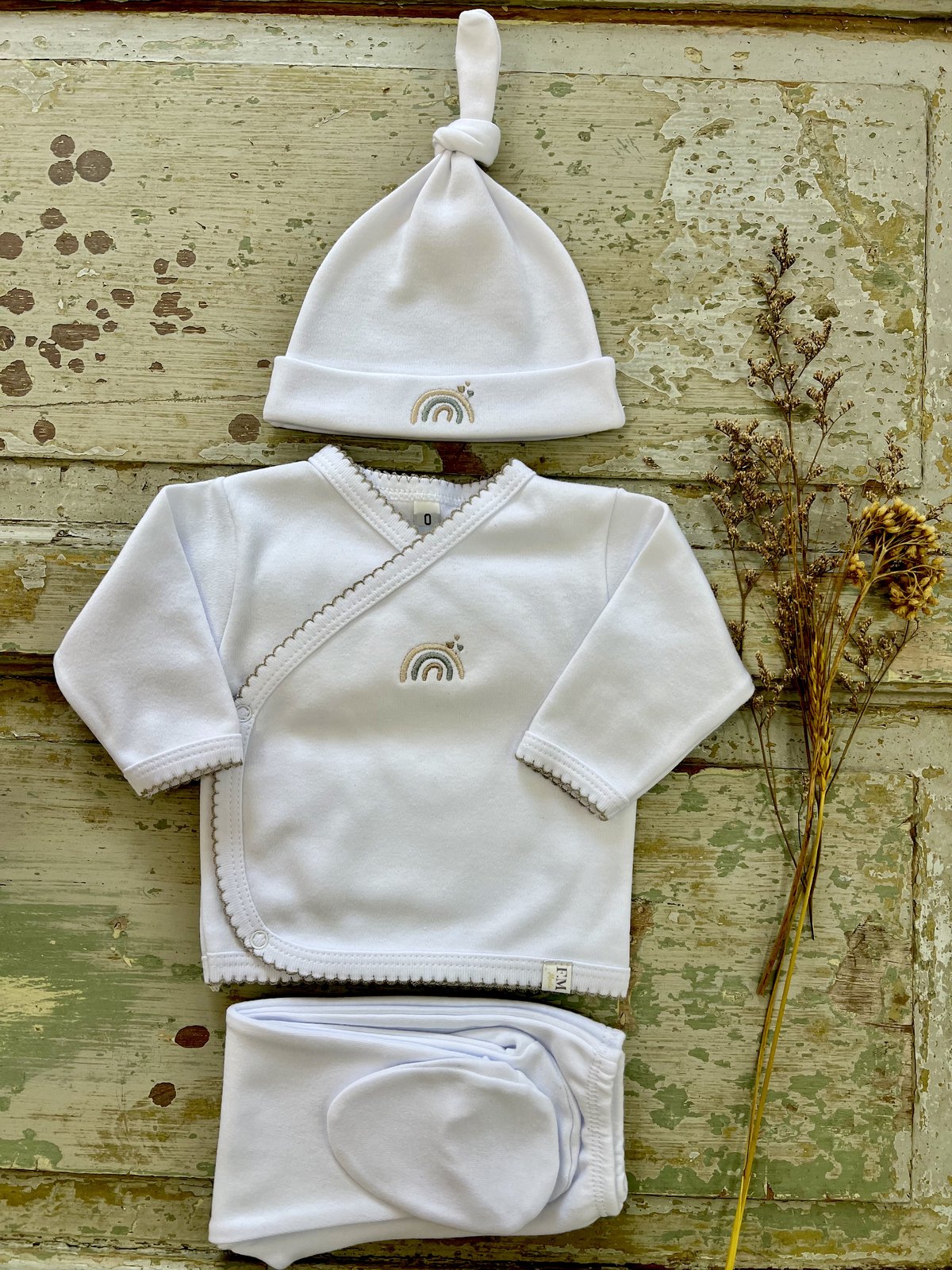 Detalle del set bata, pelele y gorra de algodón FM Kids