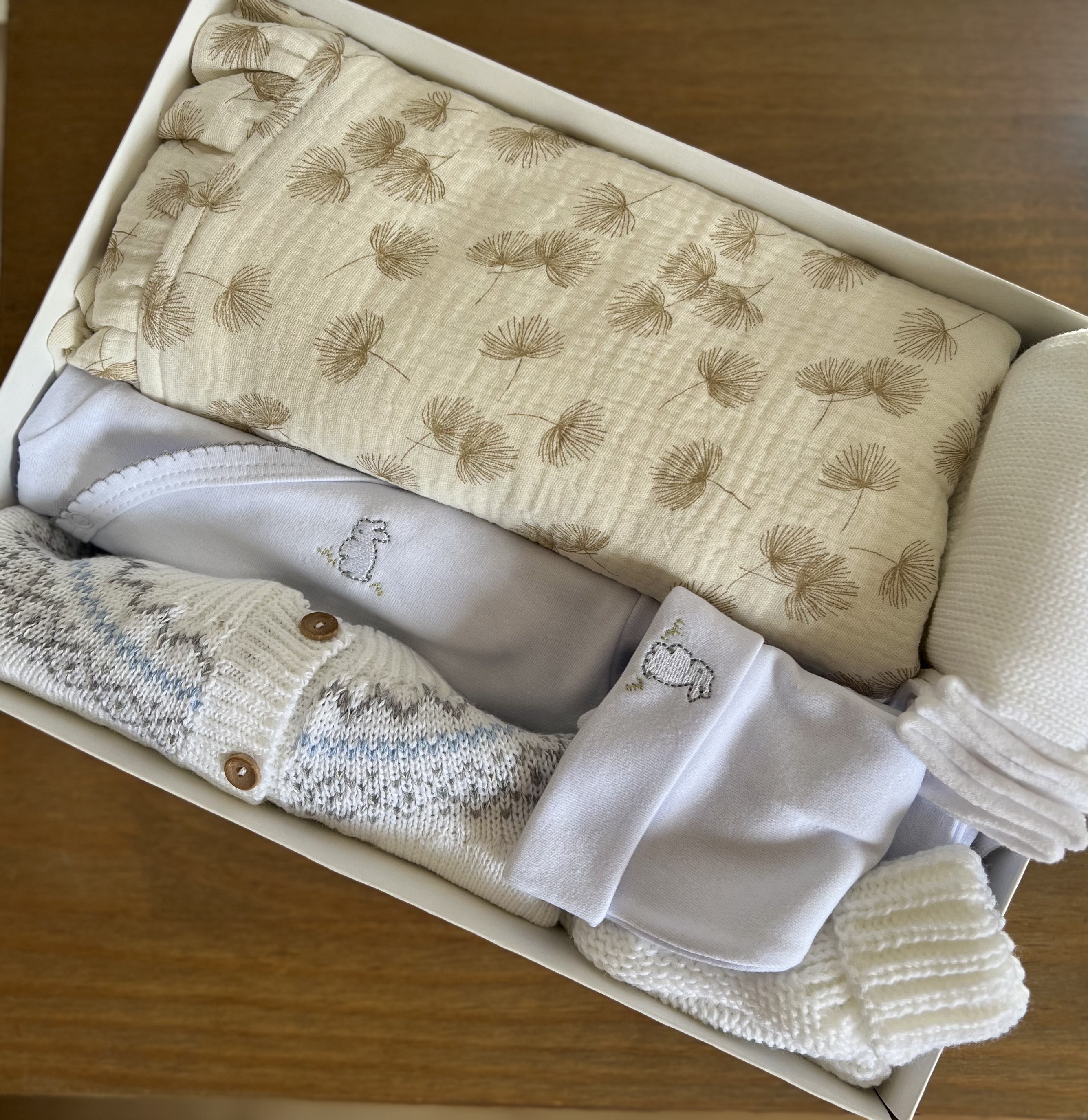 Baby Box Cariño varón con prendas de algodón, tejido, manta y accesorios para bebé