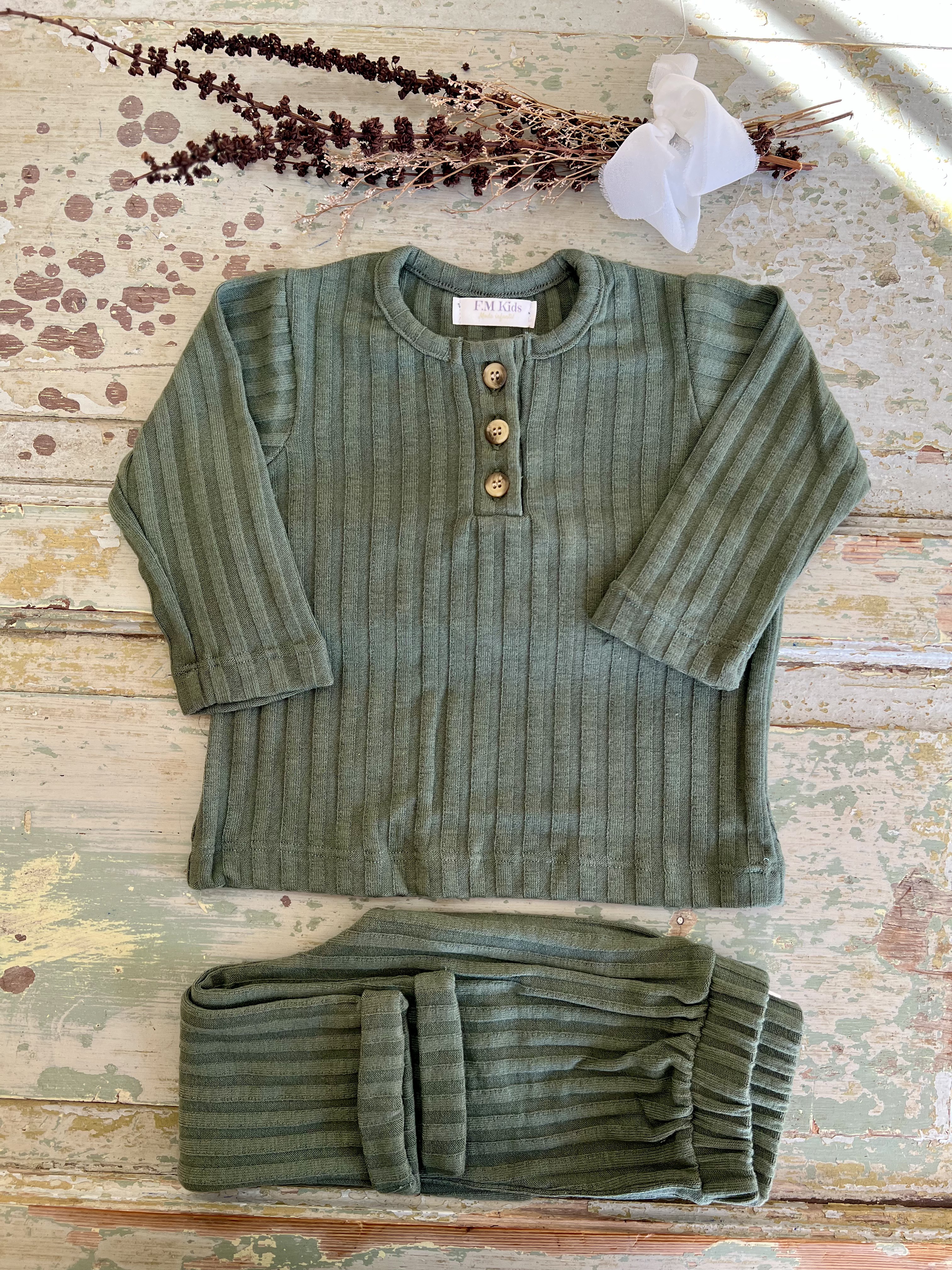 Conjunto Lazio color verde oliva confeccionado en tela Morley