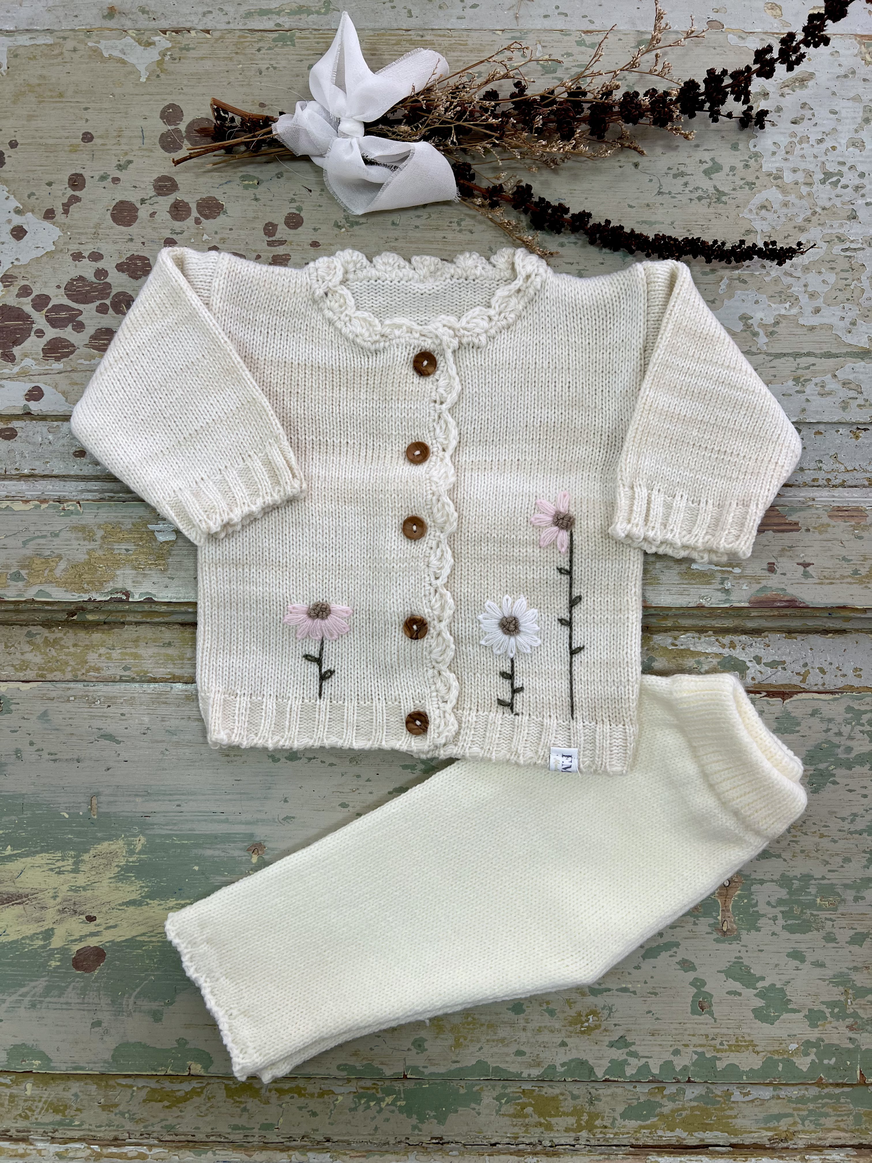 Conjunto Margarita tejido de dralón en blanco con flores bordadas