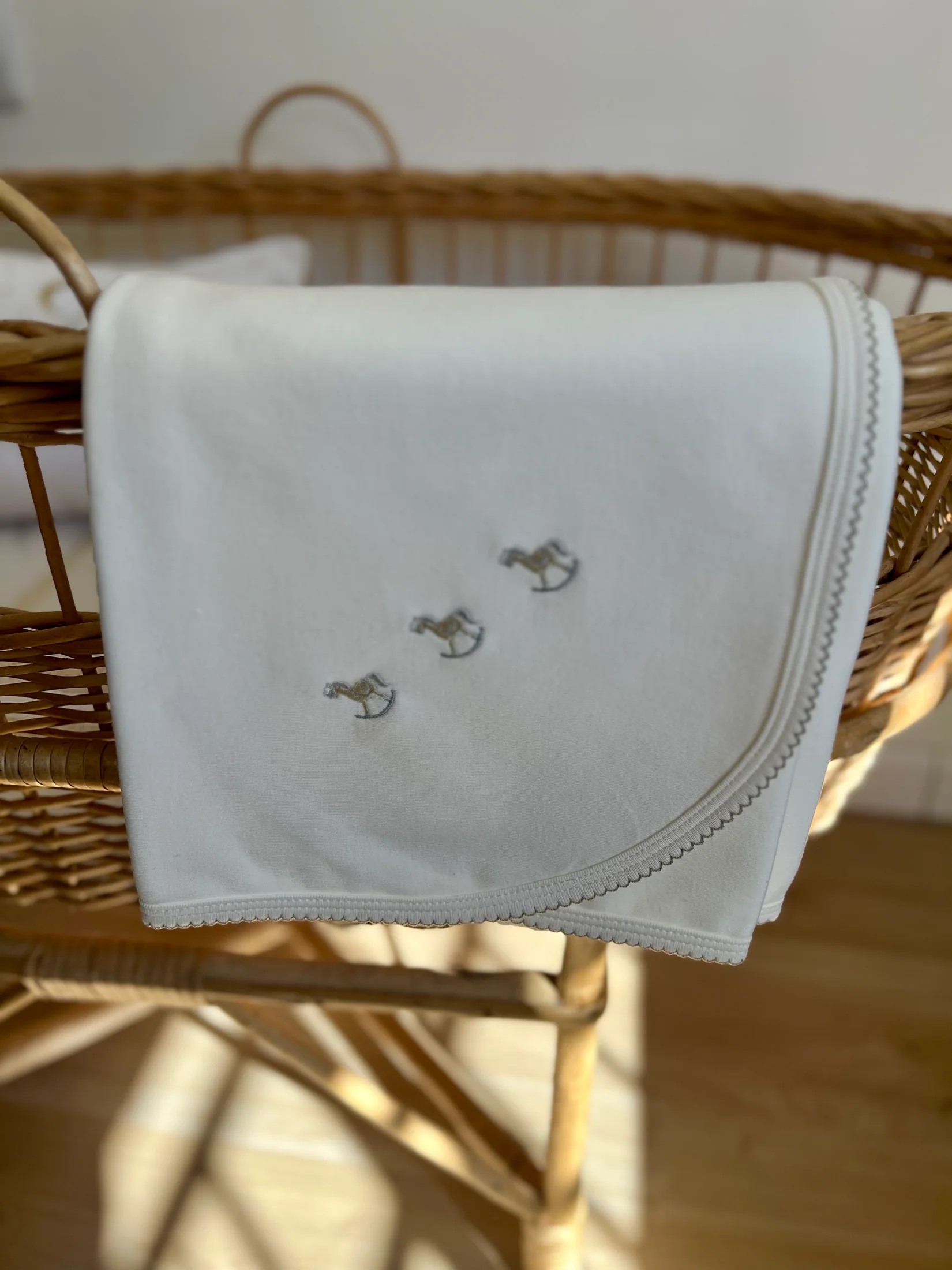 Manta natural con caballito beige bordado