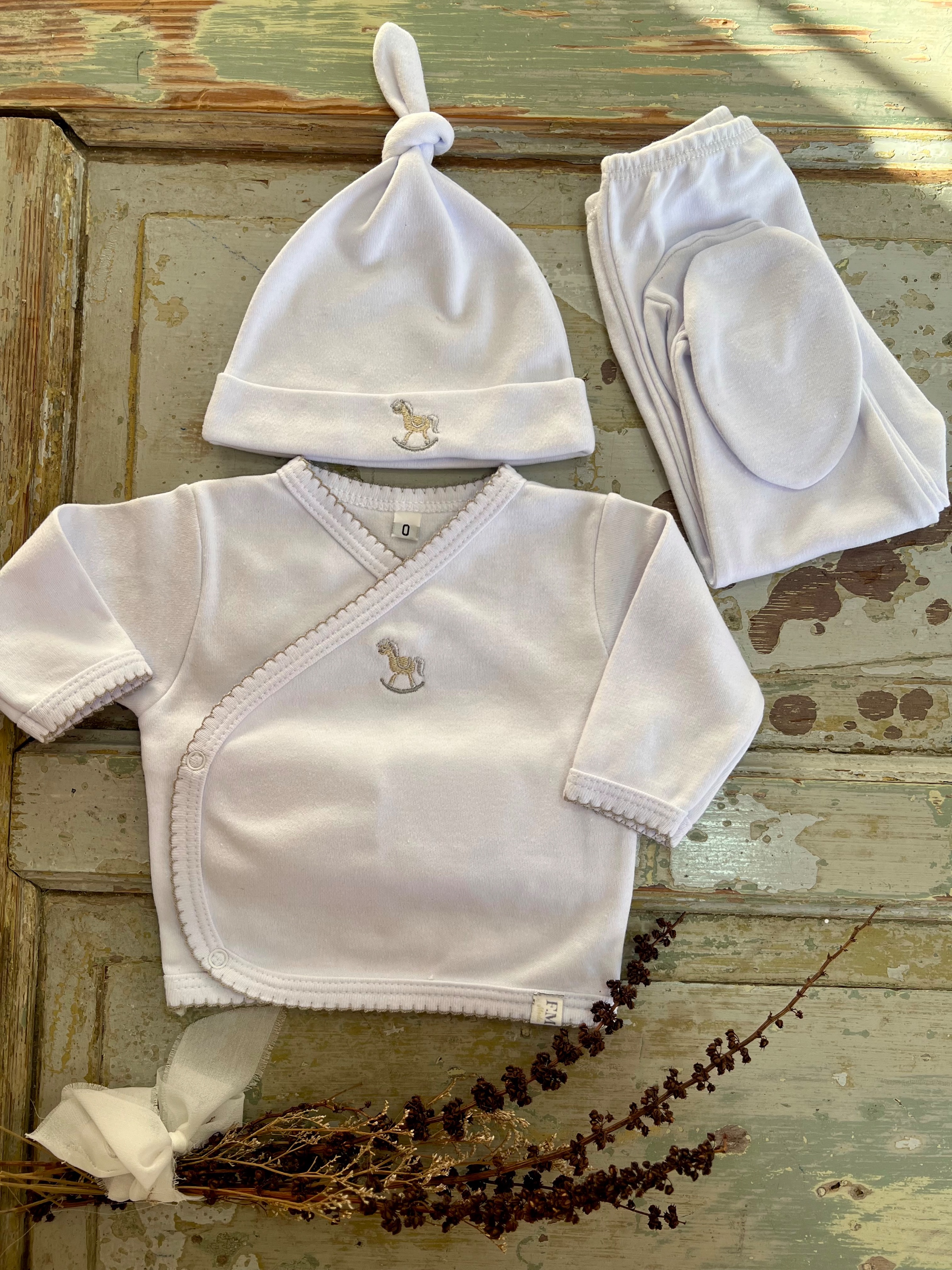 Set bata, pelele y gorra de algodón