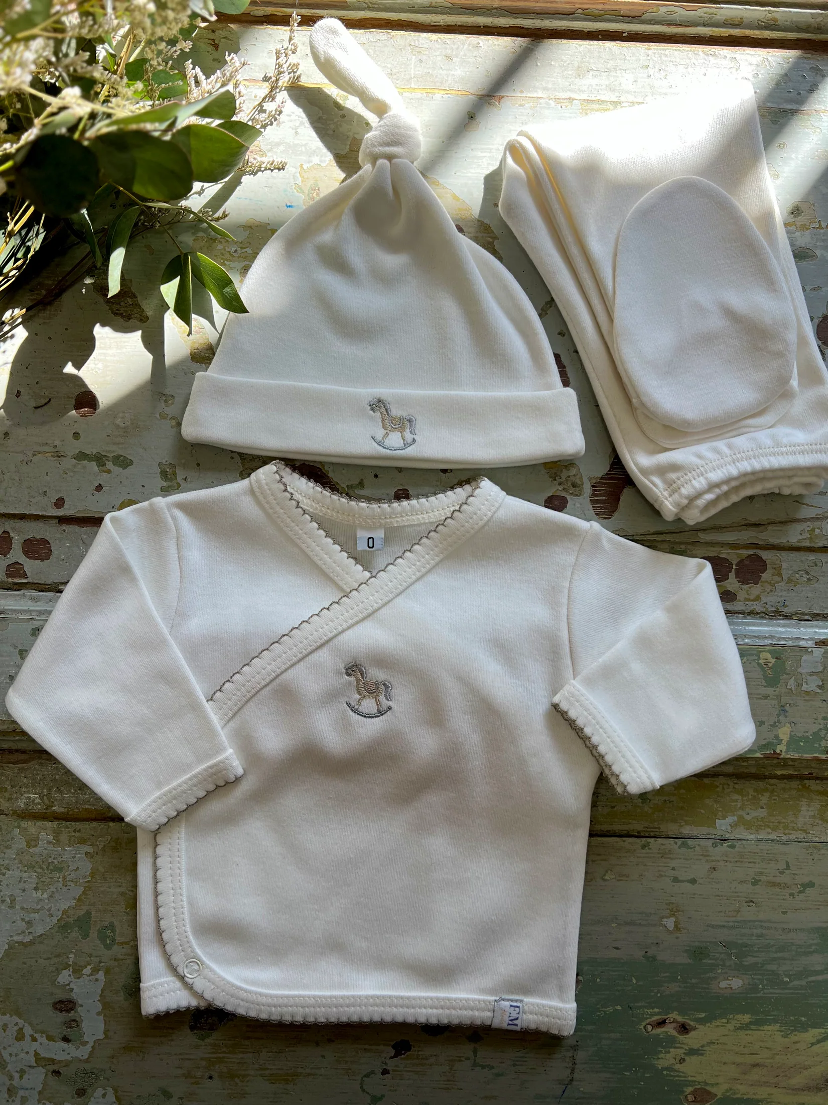 Set de bata, pelele y gorra de algodón Natural caballo beige
