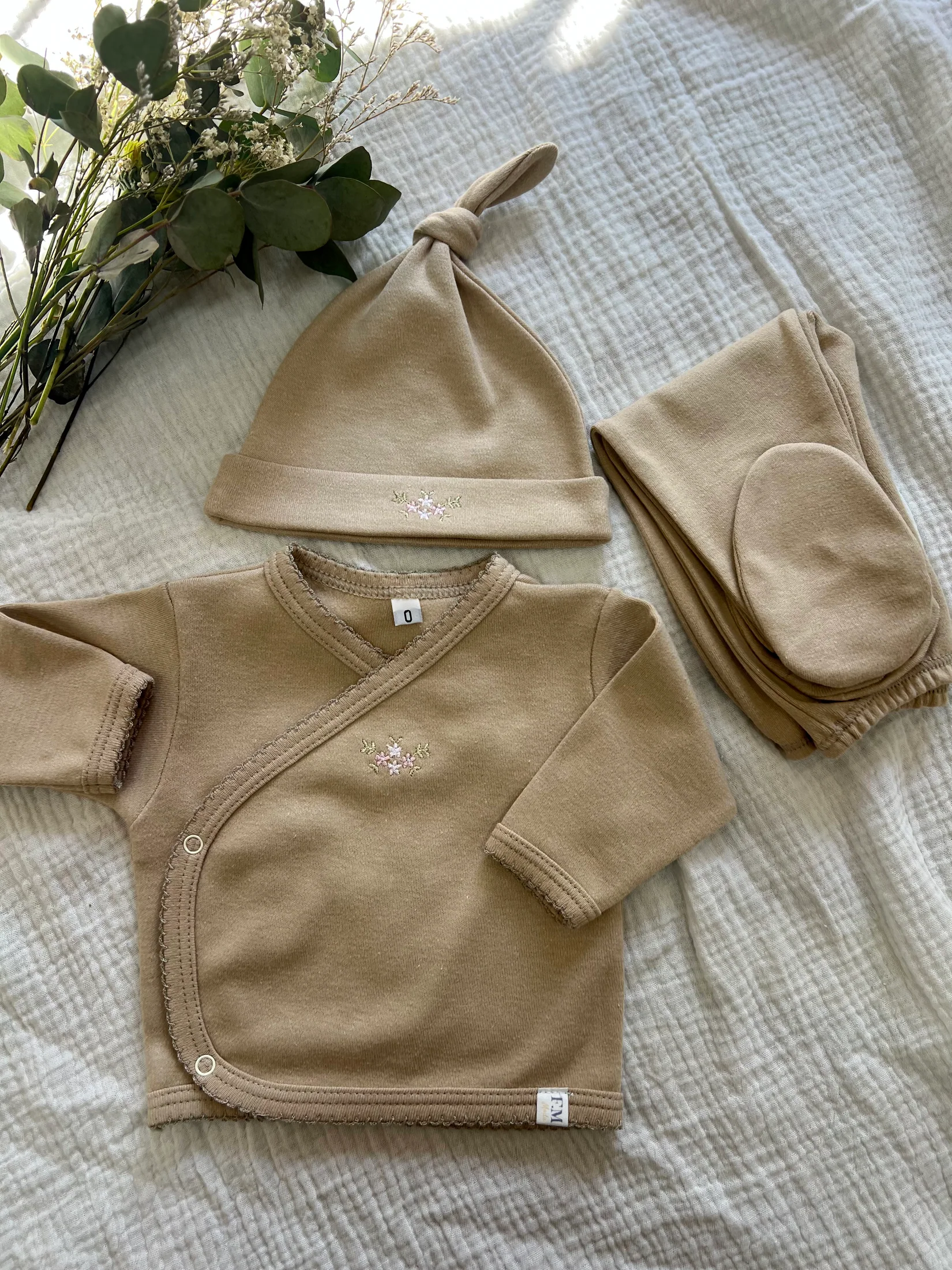 Set de bata, pelele y gorra de algodón Tostado ramito rosa